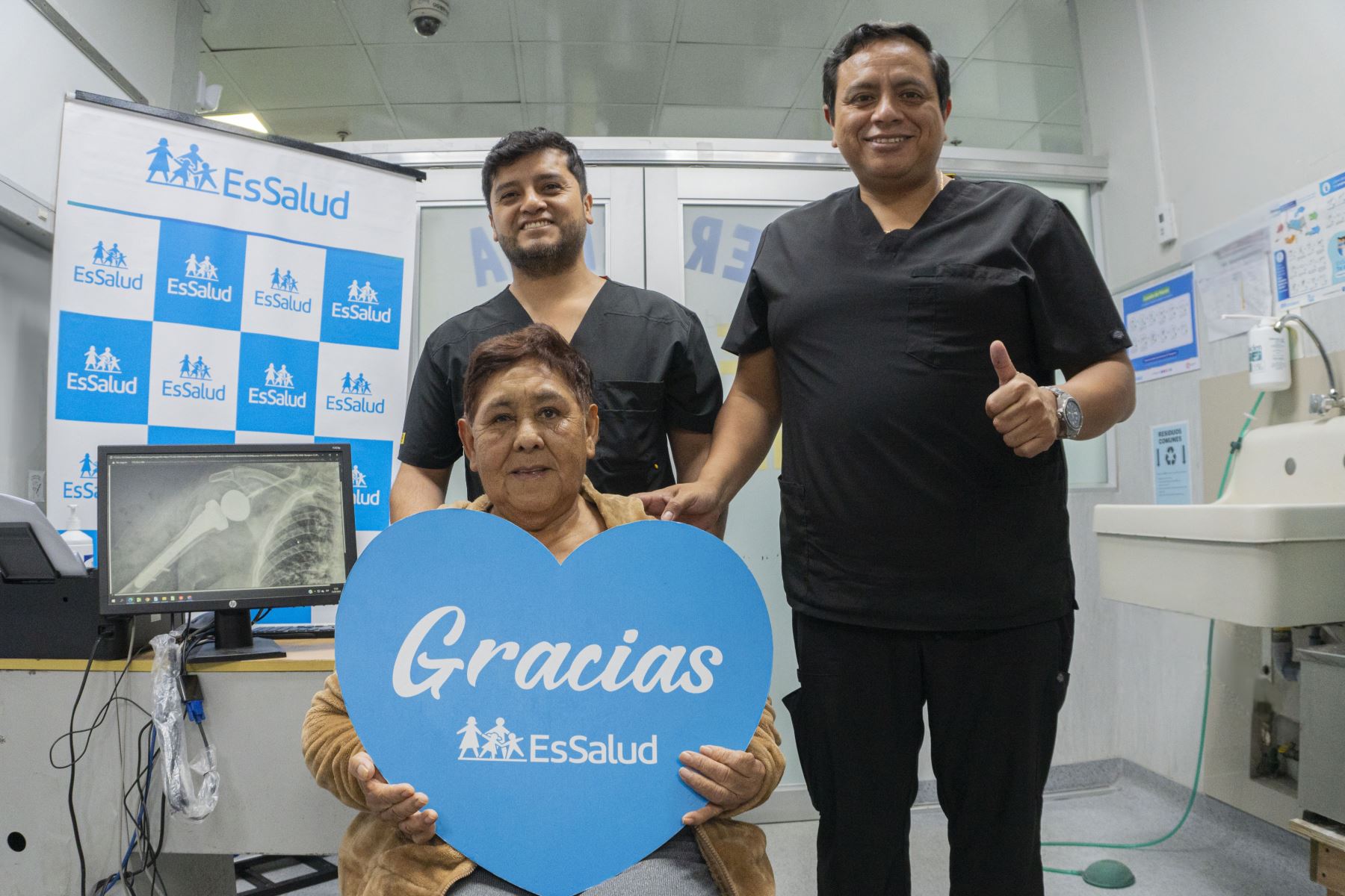 Adulta mayor recuperó movilidad gracias a compleja cirugía realizada por cirujanos traumatólogos del Hospital Luis Negreiros Vega. Foto: ANDINA/Difusión
