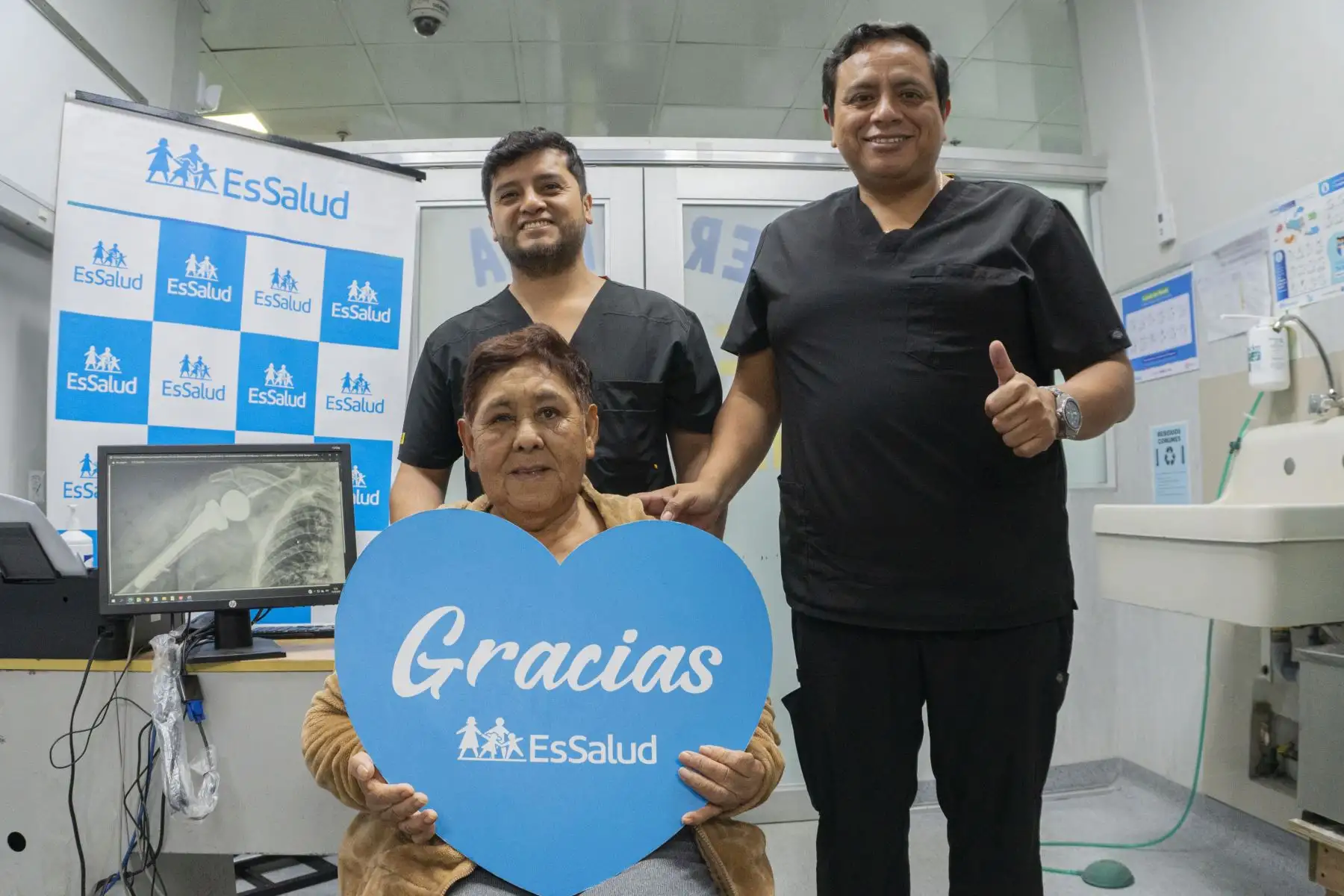 Adulta mayor recuperó movilidad gracias a compleja cirugía realizada por cirujanos traumatólogos del Hospital Luis Negreiros Vega. Foto: ANDINA/Difusión