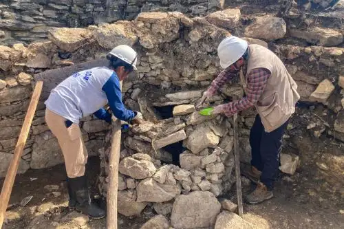 Entre los objetos encontrados por los especialistas en el complejo arqueológico de Kuélap (Amazonas) figuran un hacha de piedra y un dije de pizarra grabada. Foto: Mincul
