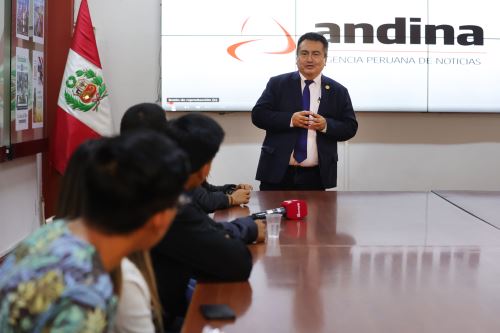 Director de Andina, Félix Paz, dialoga con alumnos de la Universidad San Martín de Porres. Foto: ANDINA/Melina Mejía