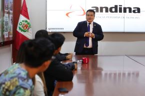 Director de Andina, Félix Paz, dialoga con alumnos de la Universidad San Martín de Porres. Foto: ANDINA/Melina Mejía