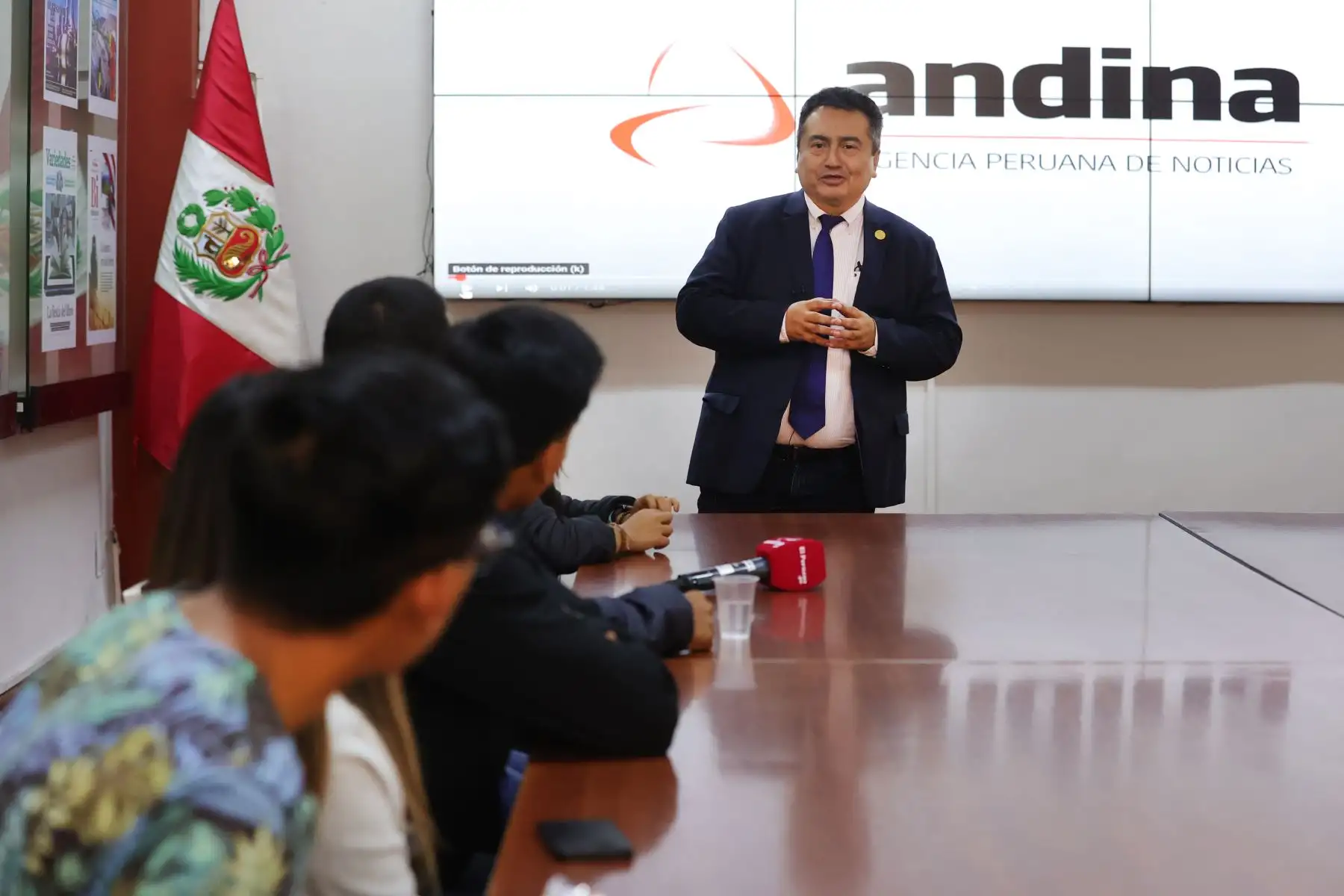 Director de Andina, Félix Paz, dialoga con alumnos de la Universidad San Martín de Porres. Foto: ANDINA/Melina Mejía
