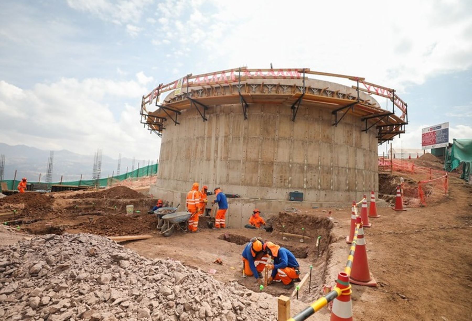 Construcción de un tanque de almacenamiento de agua potable. ANDINA/Difusión.