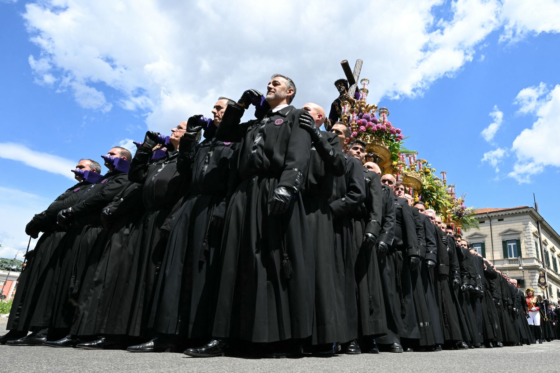 Miembros de una cofradía española del Cristo de Nazaret participan en una procesión en el marco del Jubileo de las Cofradías, en Roma. Foto: AFP