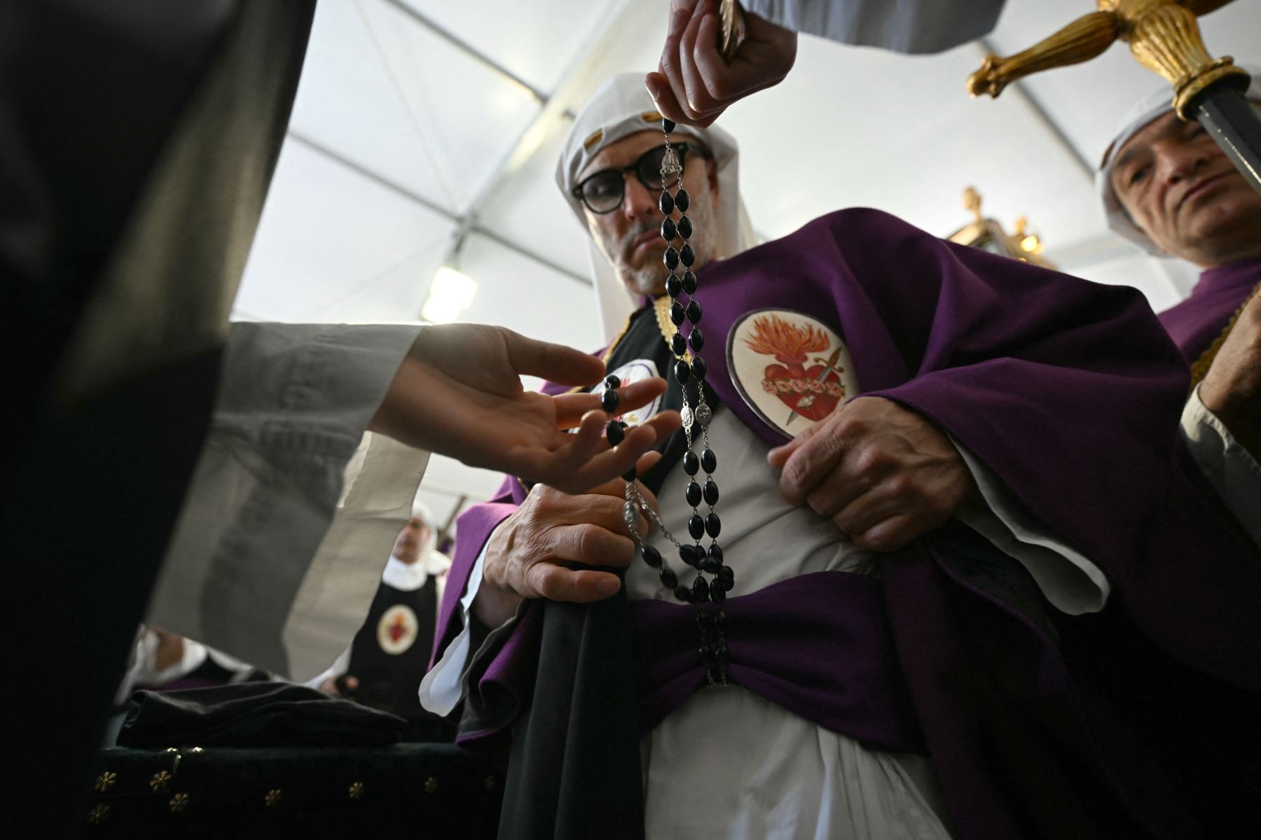 Miembros de una cofradía española de la Virgen María se preparan para una procesión en el marco del Jubileo de las Cofradías, en Roma. AFP