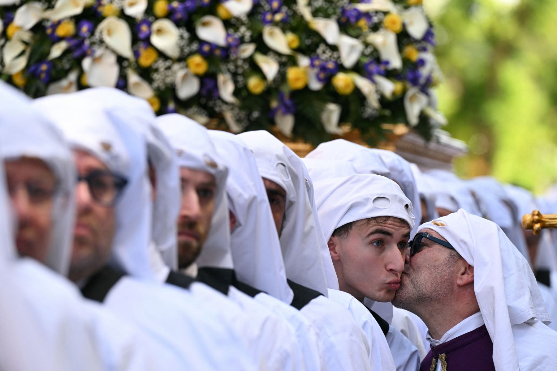 Miembros españoles de la cofradía de la Virgen María participan en una procesión en el marco del Jubileo de las Cofradías, en Roma. AFP