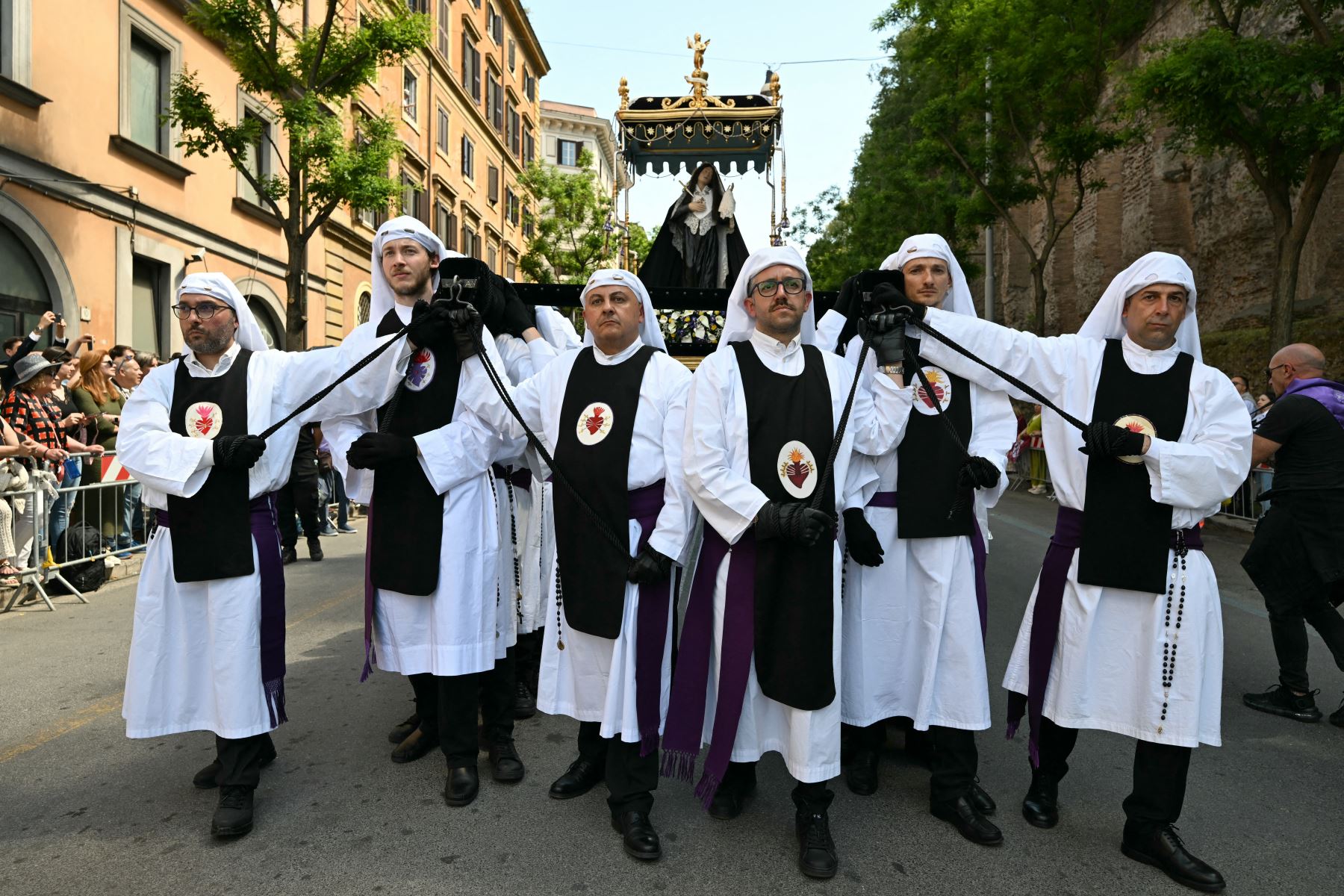 Miembros españoles de la cofradía de la Virgen María participan en una procesión en el marco del Jubileo de las Cofradías, en Roma. AFP