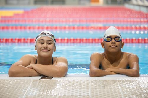 Isaías Sono y Micaela Apaéstegui, dos jóvenes talentos que están marcando el rumbo de la paranatación peruana con esfuerzo, disciplina y pasión por el deporte.