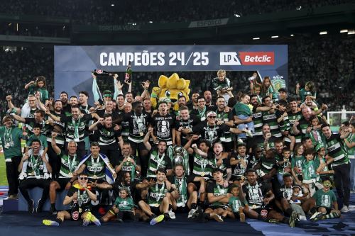 Los jugadores del Sporting CP celebran con el trofeo después de que su equipo ganara su 21º título de la Primera Liga portuguesa, tras ganar el partido de fútbol de la Primera Liga portuguesa entre el Sporting CP y el Vitoria FC, en Lisboa, Portugal. Foto: EFE
