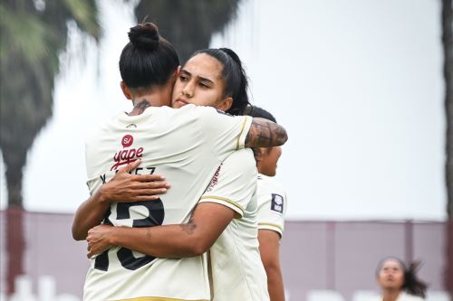 Las jugadoras de Universitario celebran el triunfo ante Biavo FC