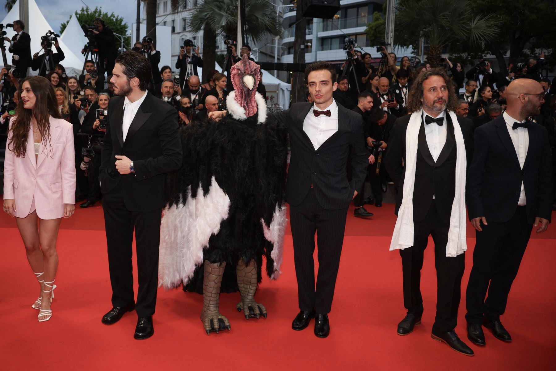 El actor francés François Civil, un invitado vestido de cóndor, el director francés Hugo David y el actor francés Jean-Baptiste Durand  llegan a la proyección de la película "Amo Perú" en la 78.ª edición del Festival de Cine de Cannes, en Cannes, sur de Francia.
Foto: AFP