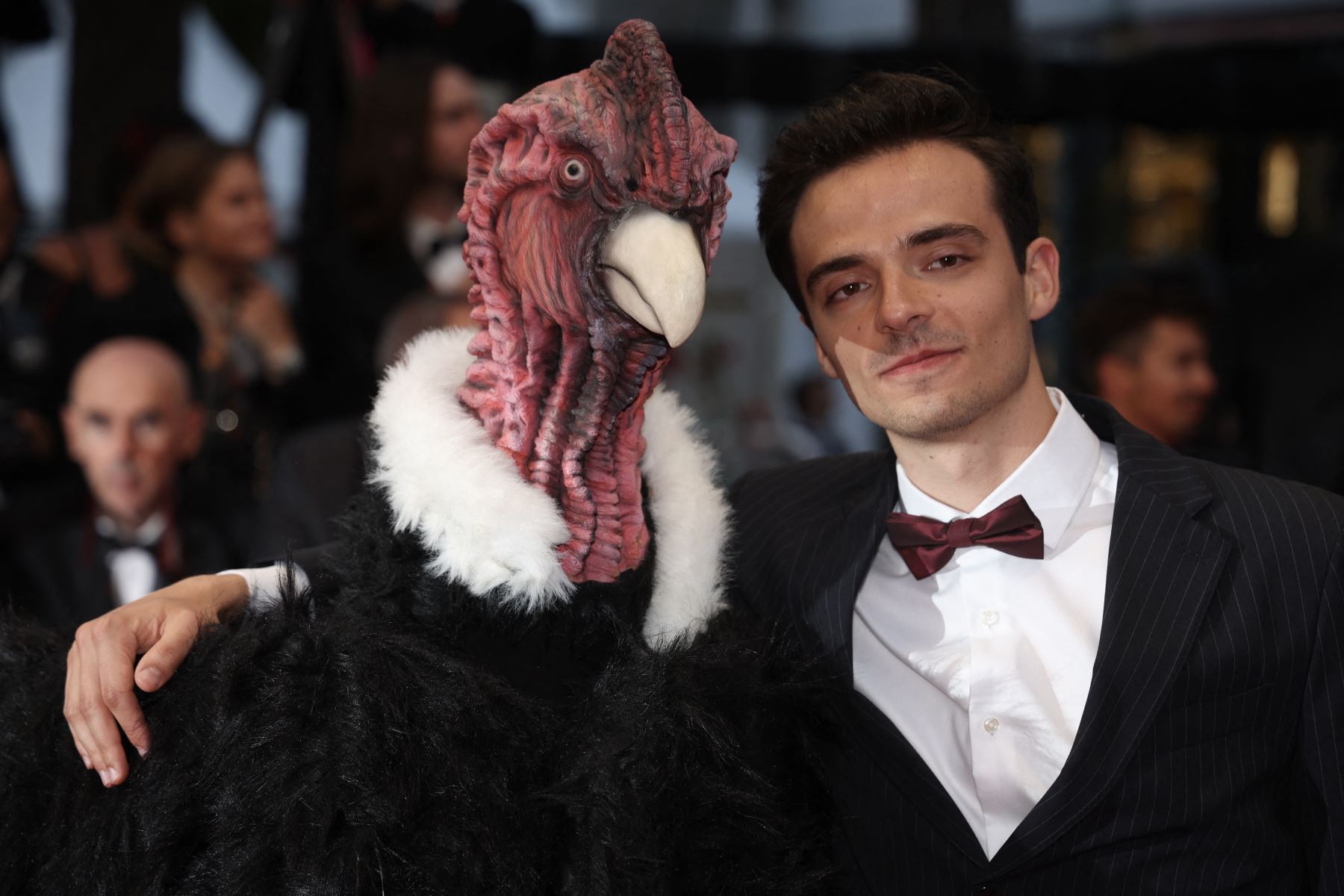 El director francés Hugo David posa con un invitado vestido de cóndor a su llegada a la proyección de la película "Amo a Perú" en la 78.ª edición del Festival de Cine de Cannes, en Cannes, sur de Francia.
Foto: AFP
