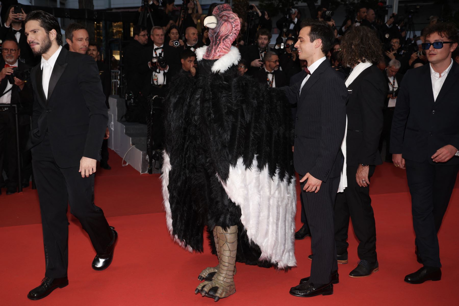 El director francés Hugo David posa con un invitado vestido de cóndor a su llegada a la proyección de la película "Amo a Perú" en la 78.ª edición del Festival de Cine de Cannes, en Cannes, sur de Francia.
Foto: AFP