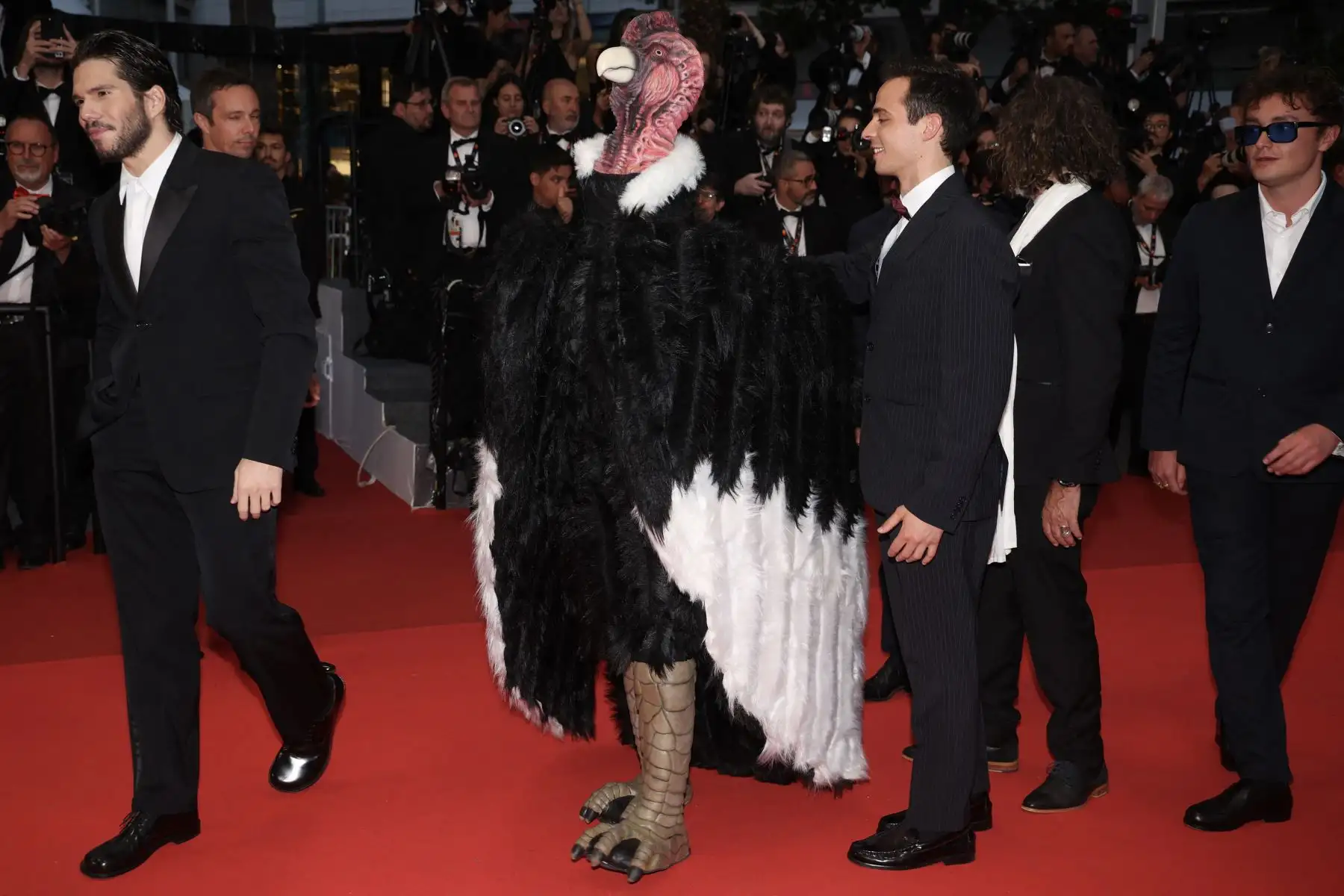 El director francés Hugo David posa con un invitado vestido de cóndor a su llegada a la proyección de la película "Amo a Perú" en la 78.ª edición del Festival de Cine de Cannes, en Cannes, sur de Francia.
Foto: AFP