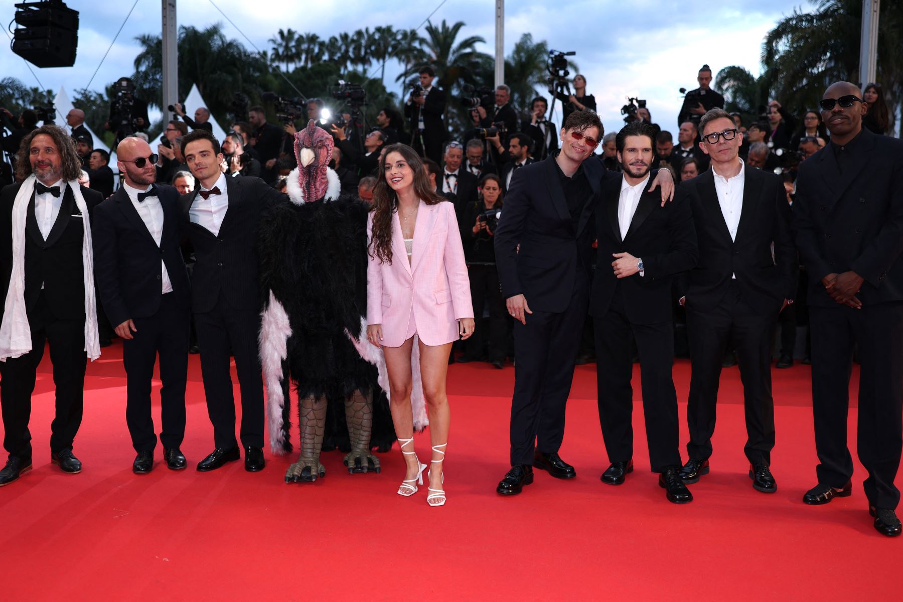 El actor francés Jean-Baptiste Durand, el director francés Hugo David, una persona vestida de cóndor, un invitado, el actor francés Raphaël Quenard, el actor francés François Civil, el director y guionista francés Michel Hazanavicius y el actor francés Jean-Pascal Zadi llegan a la proyección de la película "I Love Peru" en la 78.ª edición del Festival de Cine de Cannes, en Cannes, sur de Francia.
Foto: AFP
