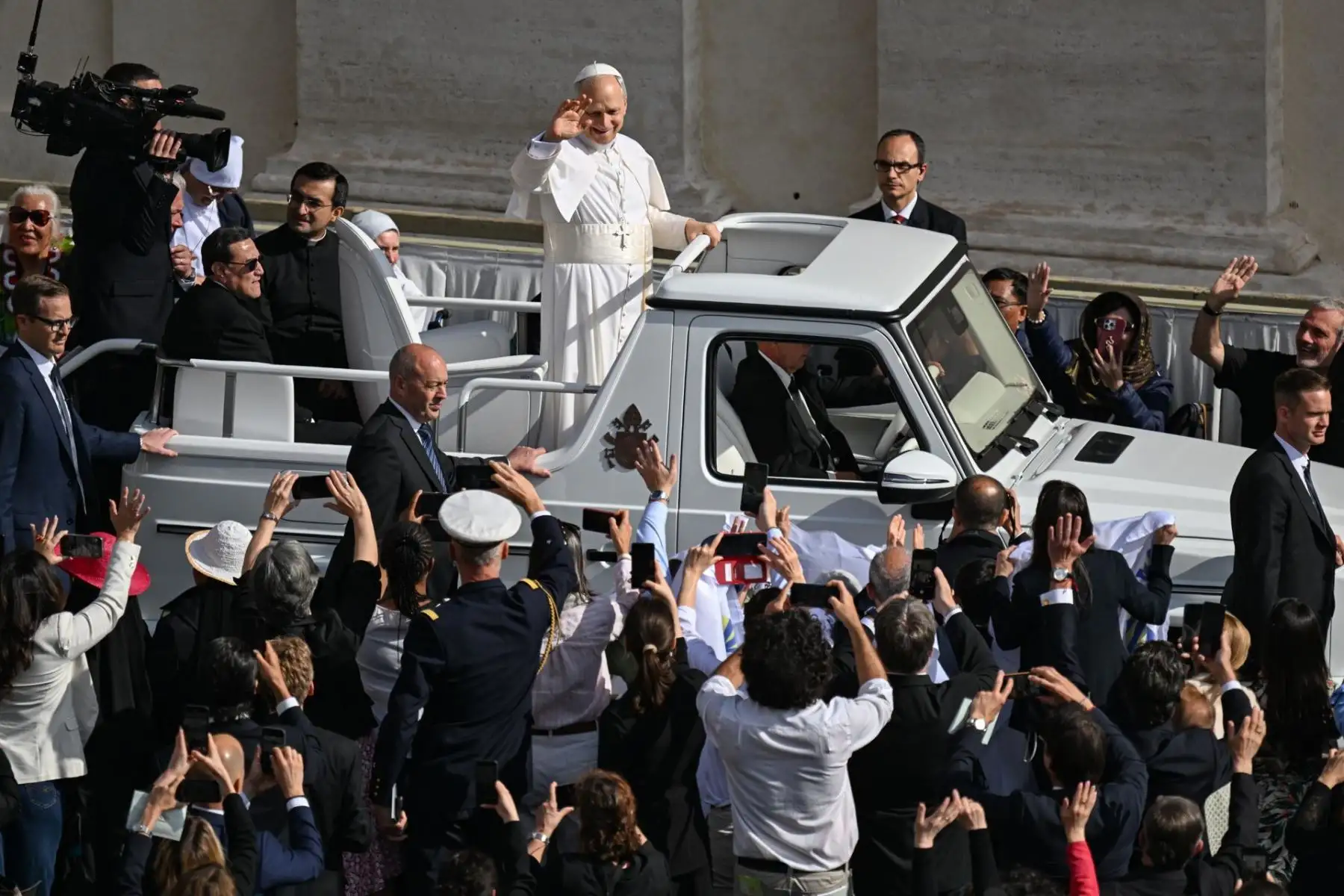 Ciudad del Vaticano (Estado de la Ciudad del Vaticano (Santa Sede)),  El Papa León XIV llega en el papamóvil a la Plaza de San Pedro, Ciudad del Vaticano. Foto: EFE