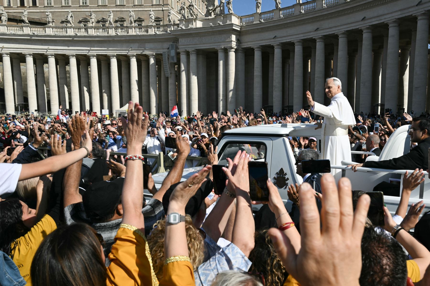 El Papa León XIV saluda a la multitud desde el papamóvil antes de la Santa Misa de inicio de su pontificado, en la plaza de San Pedro en el Vaticano. Foto: AFP