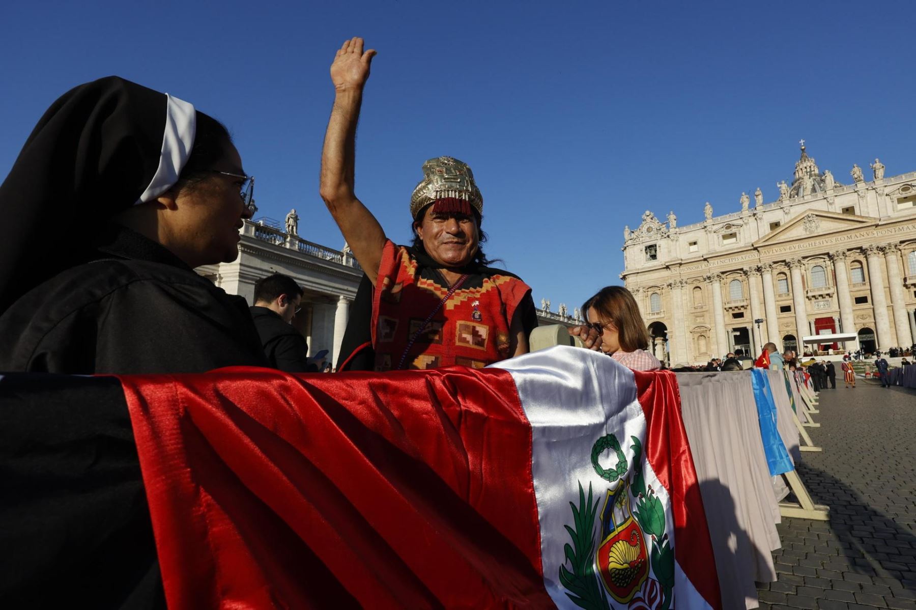 Ciudad del Vaticano (Estado de la Ciudad del Vaticano (Santa Sede)),  Fieles esperan desde el amanecer la misa de investidura del Papa León XIV en la Plaza de San Pedro, Ciudad del Vaticano. Foto: EFE