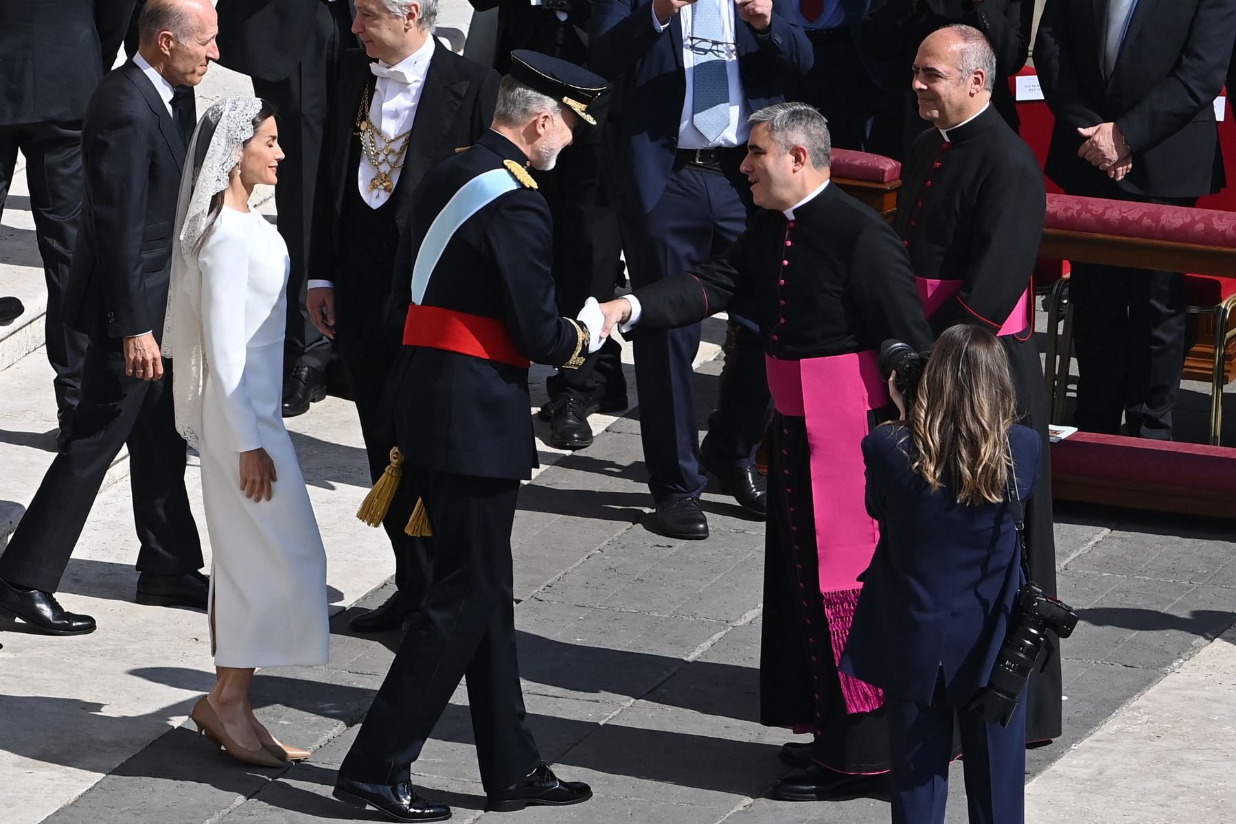 El Rey Felipe VI  y la Reina Letizia son recibidos a su llegada para asistir a la Santa Misa de inicio del Pontificado del Papa León XIV, en la plaza de San Pedro del Vaticano. AFP