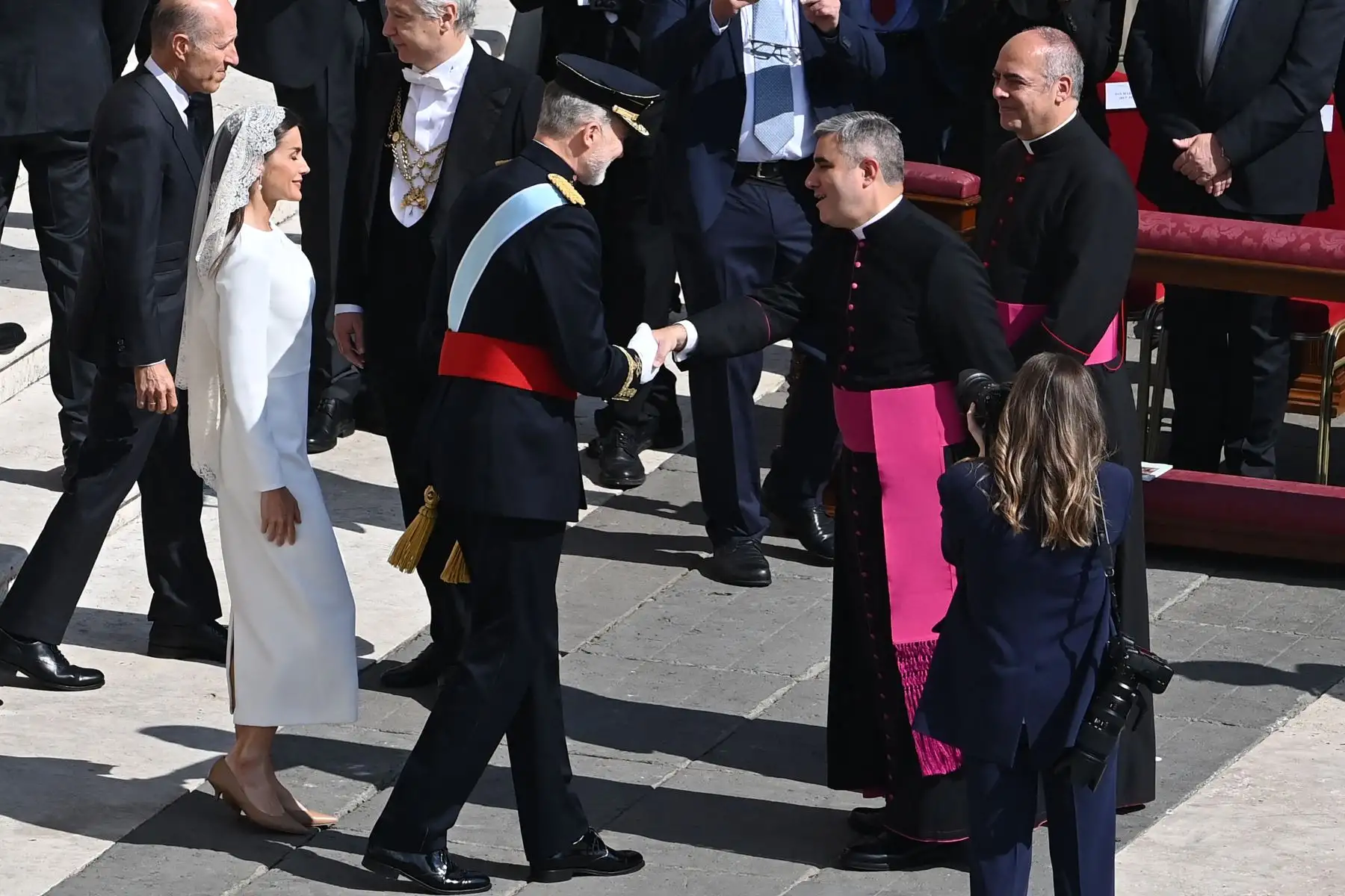 El Rey Felipe VI  y la Reina Letizia son recibidos a su llegada para asistir a la Santa Misa de inicio del Pontificado del Papa León XIV, en la plaza de San Pedro del Vaticano. AFP