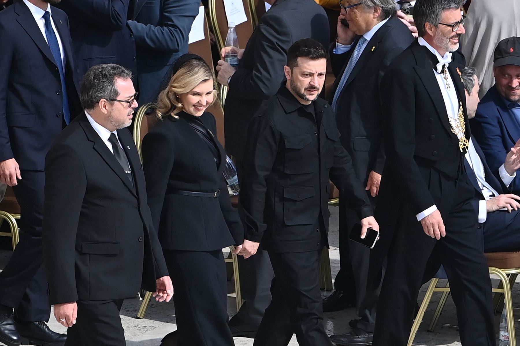 El presidente de Ucrania, Volodymyr Zelensky  y su esposa Elena llegan para asistir a la Santa Misa de inicio del pontificado del Papa León XIV, en la plaza de San Pedro del Vaticano. AFP