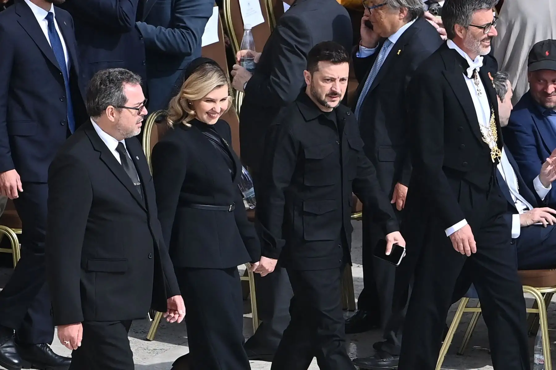 El presidente de Ucrania, Volodymyr Zelensky  y su esposa Elena llegan para asistir a la Santa Misa de inicio del pontificado del Papa León XIV, en la plaza de San Pedro del Vaticano. AFP