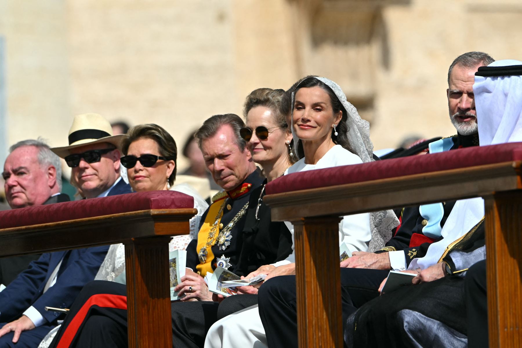 El rey Felipe VI de España , el jeque Saud bin Saqr al Qasimi y la reina Letizia de España, el gran duque de Luxemburgo Enrique, su esposa María Teresa Mestre Batista y el príncipe Alberto II de Mónaco  esperan antes de la Santa Misa de inicio del pontificado del Papa León XIV, en la plaza de San Pedro del Vaticano. AFP