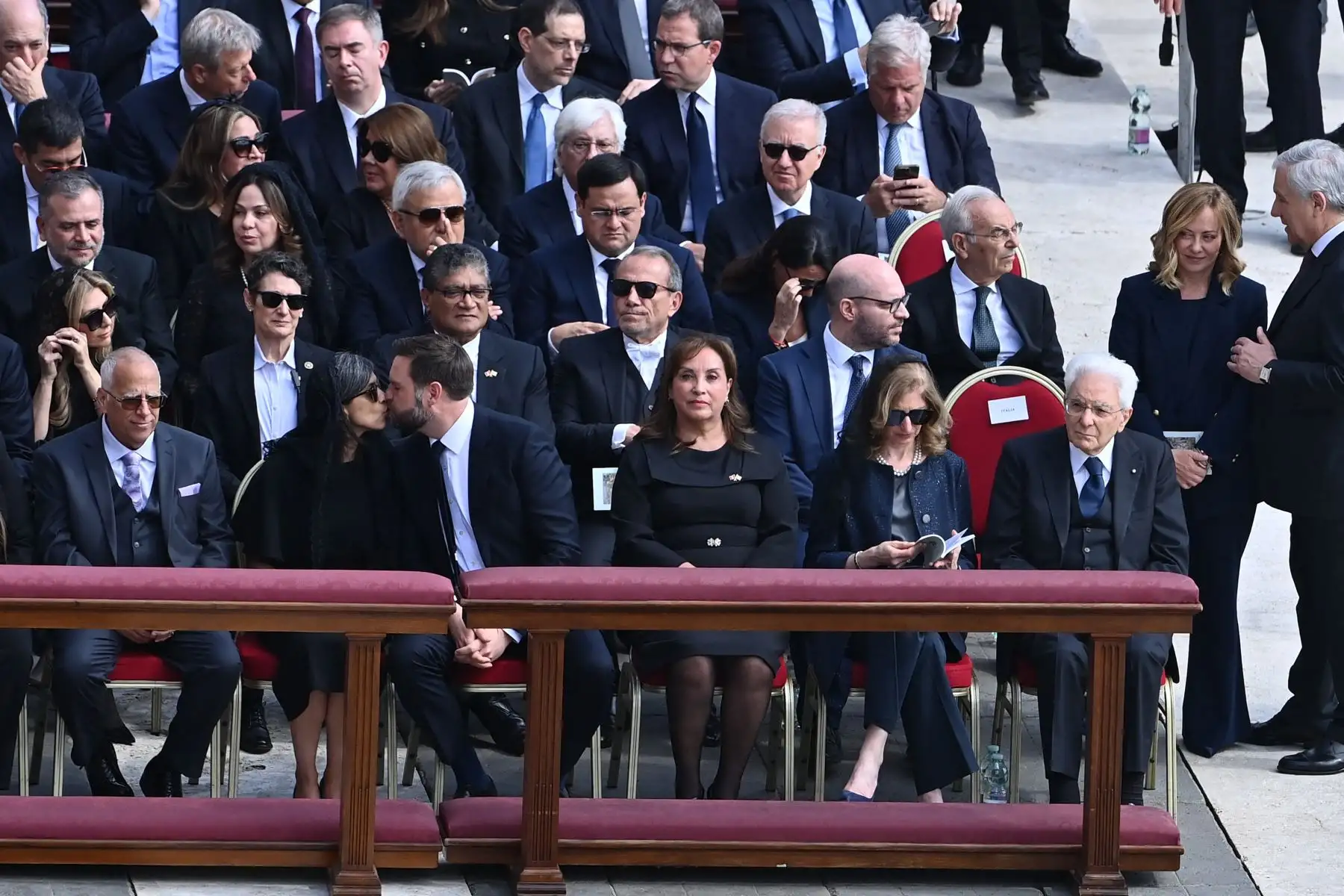 El vicepresidente de Estados Unidos, JD Vance , besa a su esposa Usha, presidenta Dina Boluarte, canciller Elmer Shchialer asistir a la Santa Misa por el inicio del pontificado del Papa León XIV, en la plaza de San Pedro en el Vaticano. AFP