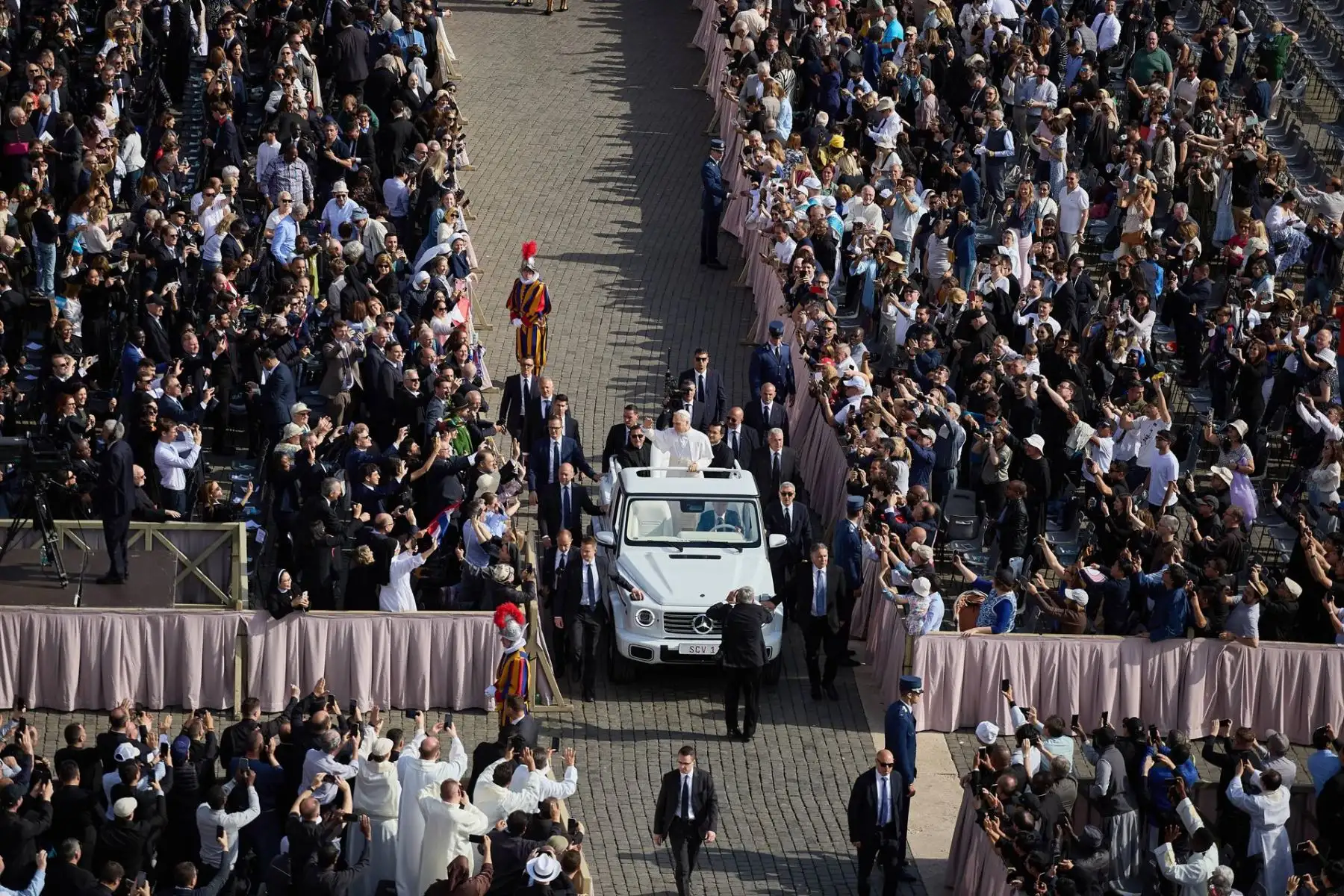 Ciudad del Vaticano. El recién elegido Papa León XIV asiste a su Misa de Inauguración Papal en la Plaza de San Pedro en la Ciudad del Vaticano. Foto: EFE
