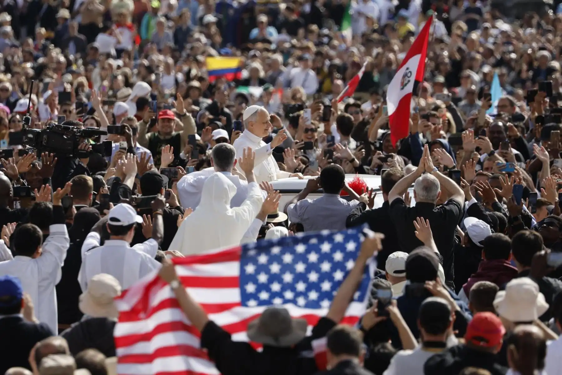 Ciudad del Vaticano (Estado de la Ciudad del Vaticano (Santa Sede). El Papa León XIV saluda a los fieles a su llegada en el papamóvil a la Plaza de San Pedro, Ciudad del Vaticano. EFE