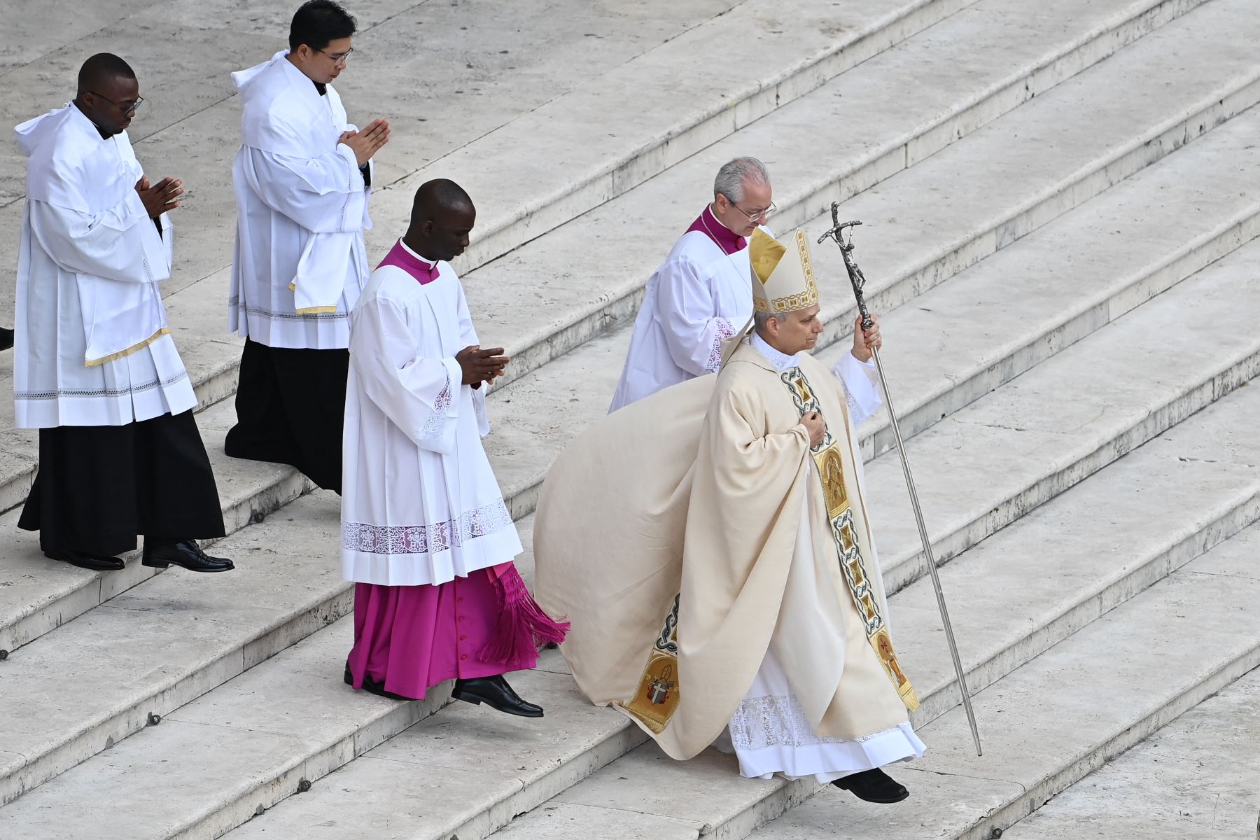 El Papa León XIV dirige la Santa Misa de inicio de su pontificado ante invitados y dignatarios, en la plaza de San Pedro en el Vaticano. AFP