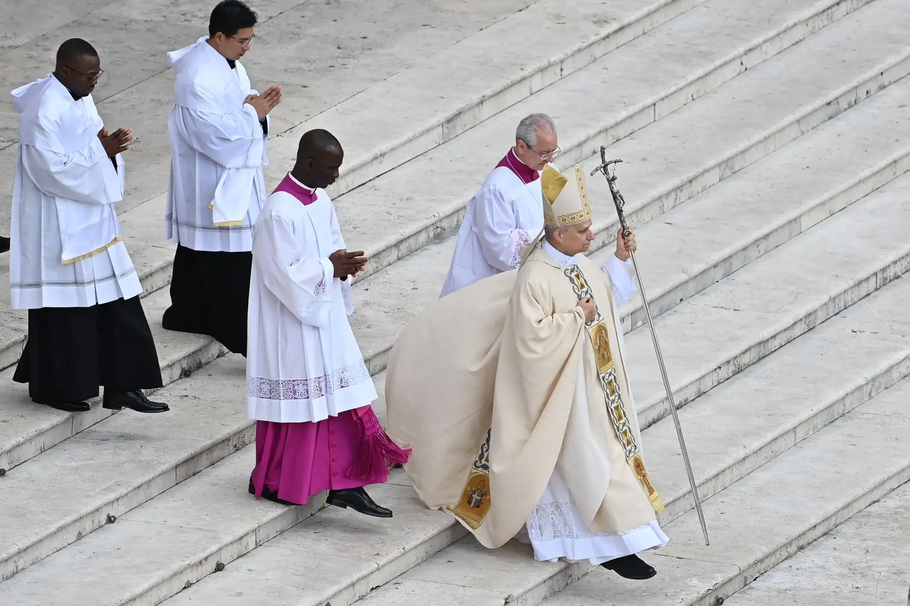 El Papa León XIV dirige la Santa Misa de inicio de su pontificado ante invitados y dignatarios, en la plaza de San Pedro en el Vaticano. AFP