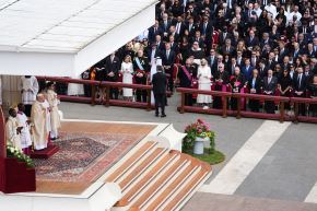 El Papa León XIV dirige la Santa Misa de inicio de su pontificado ante invitados y dignatarios, en la plaza de San Pedro en el Vaticano. AFP