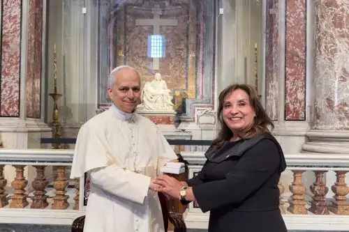 Previo a la entronización del papa León XIV, la presidenta Dina Boluarte Zegarra y el sumo pontífice sostuvieron una audiencia extraordinaria en la sacristía de la Basílica de San Pedro, donde dialogaron sobre el bienestar de todos los peruanos. Foto: ANDINA/Prensa Presidencia