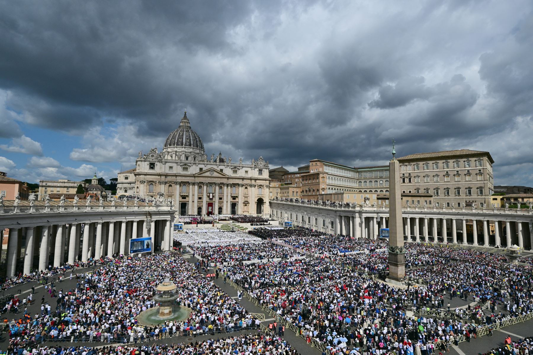 Una vista general muestra al Papa León XIV dirigiendo una Santa Misa para el inicio de su pontificado, en la plaza de San Pedro en el Vaticano. Foto: AFP