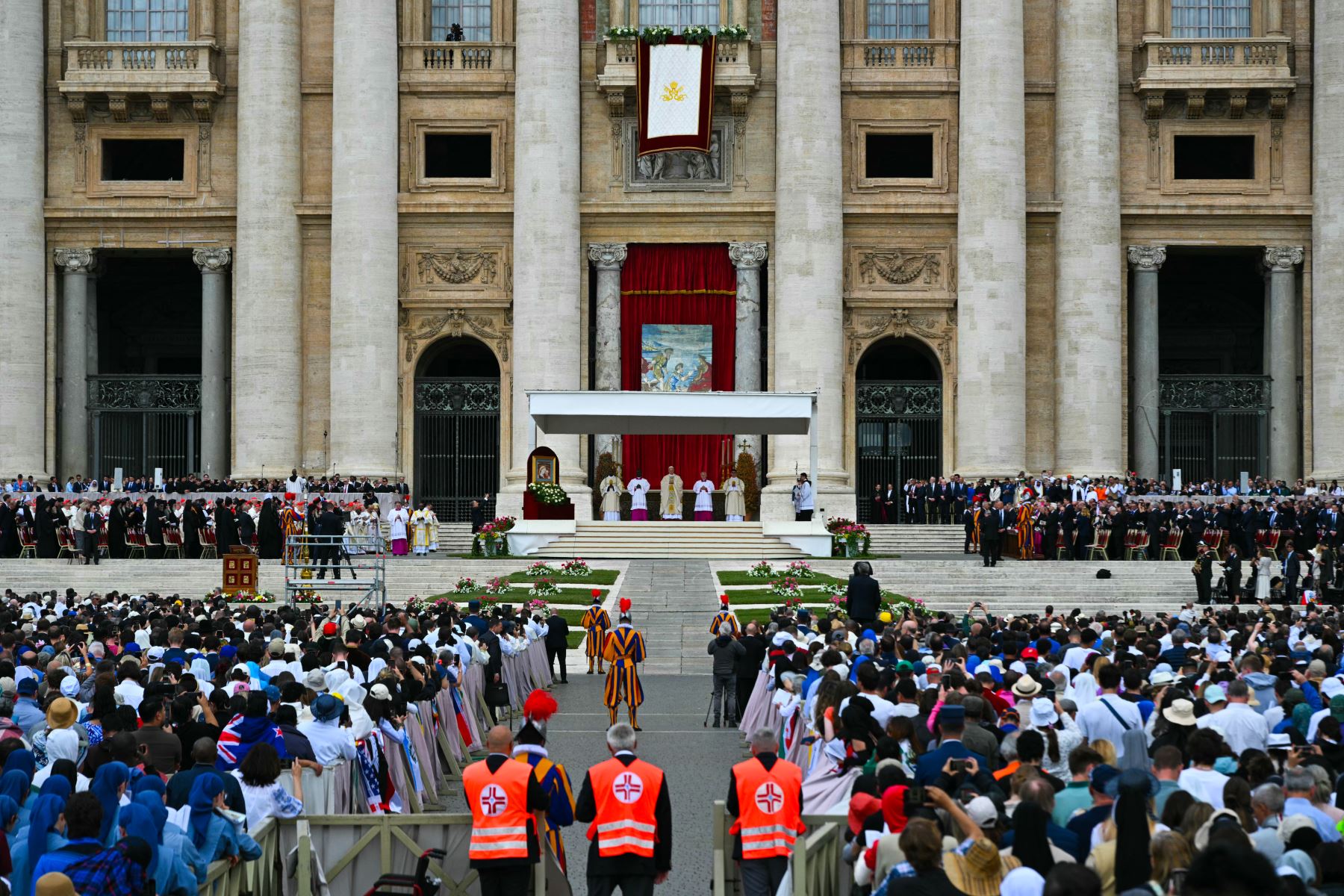 Una vista general muestra a las personas que asisten a una Santa Misa dirigida por el Papa León XIV para el inicio de su pontificado, en la plaza de San Pedro en el Vaticano. AFP