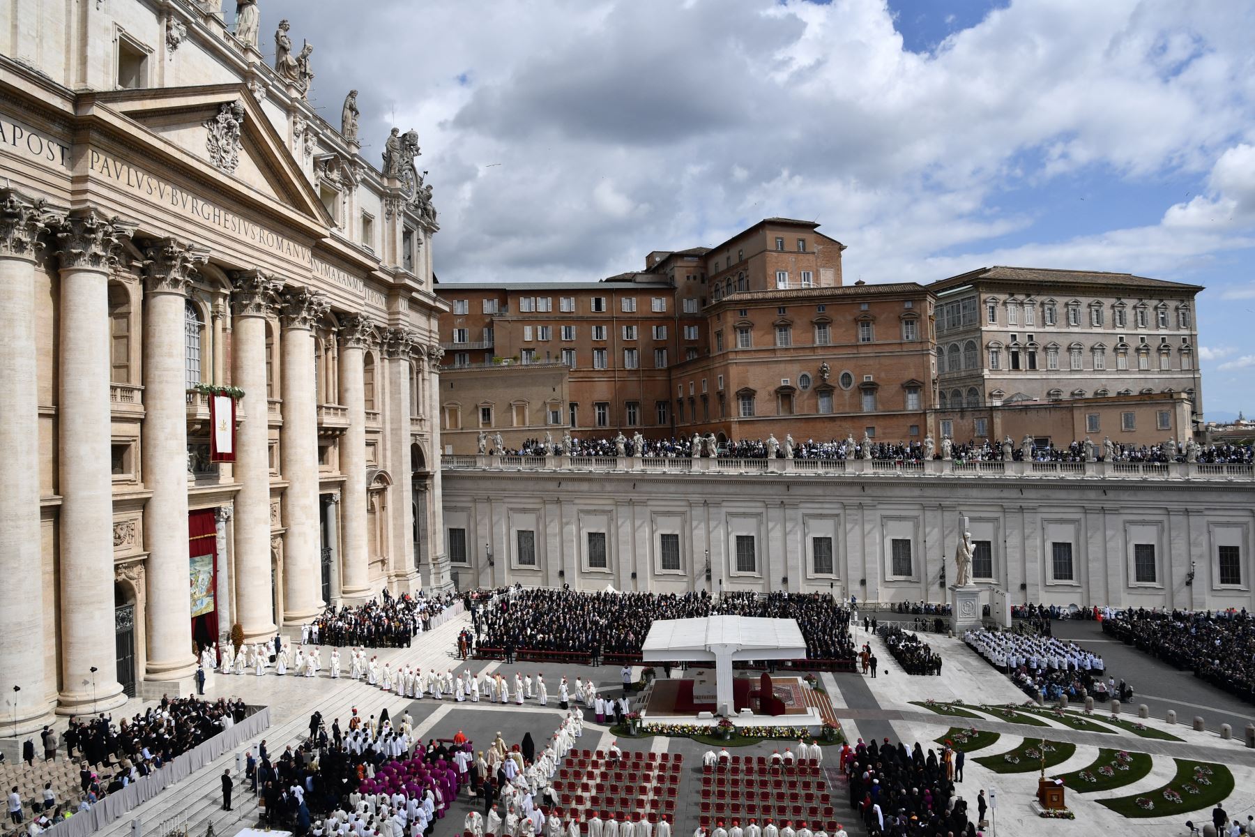 Una vista general muestra a los cardenales preparándose para tomar sus lugares durante la Santa Misa para el inicio del Pontificado del Papa León XIV, en la plaza de San Pedro en el Vaticano. AFP