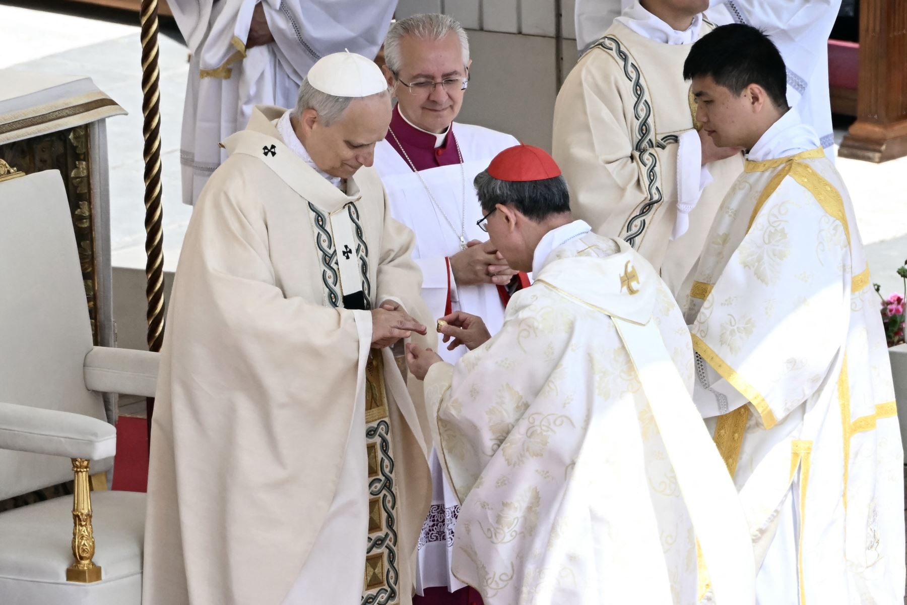 El cardenal filipino Luis Antonio Gokim Tagle coloca el Anillo del Pescador en el dedo del Papa León XIV durante una misa de inicio de su pontificado, en la plaza de San Pedro en el Vaticano. AFP