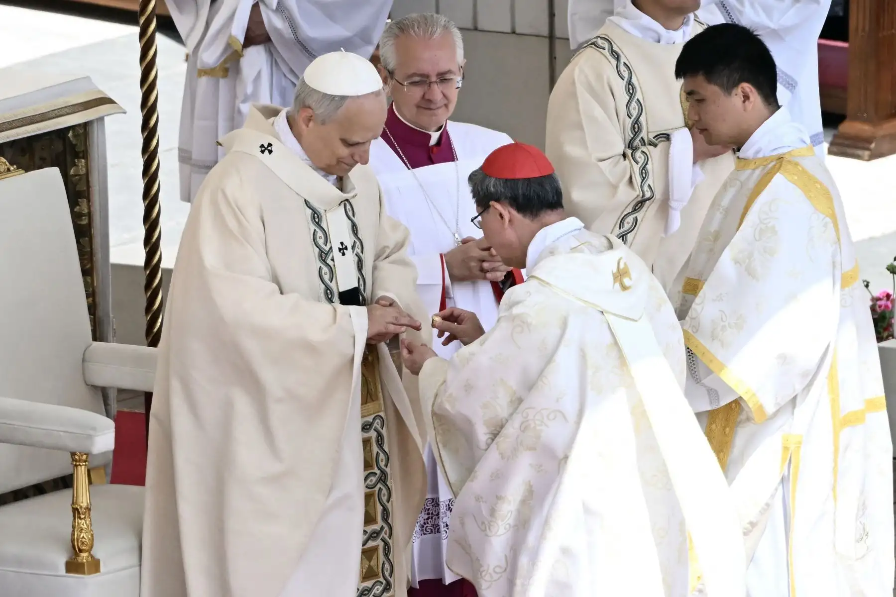 El cardenal filipino Luis Antonio Gokim Tagle coloca el Anillo del Pescador en el dedo del Papa León XIV durante una misa de inicio de su pontificado, en la plaza de San Pedro en el Vaticano. AFP