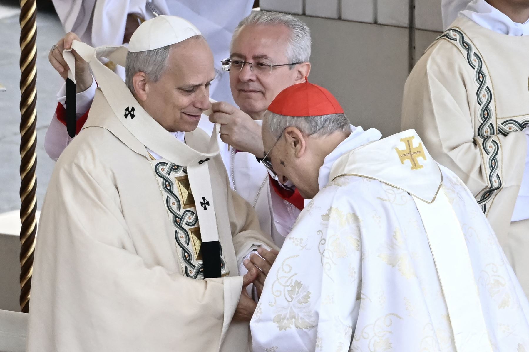 El Papa León XIV recibe el palio de manos del cardenal marroquí Dominique Mamberti durante la misa de inicio de su pontificado, en la plaza de San Pedro del Vaticano. AFP
