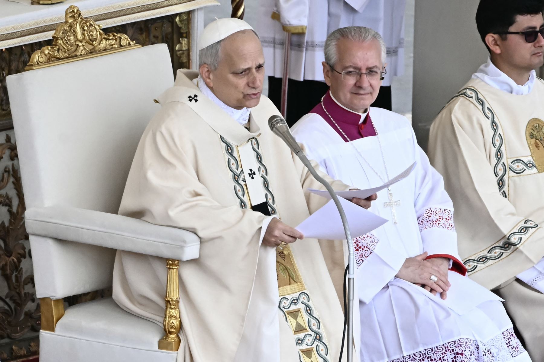 El Papa León XIV se dirige a la multitud durante la Santa Misa de inicio de su Pontificado, en la plaza de San Pedro en el Vaticano. Foto: AFP