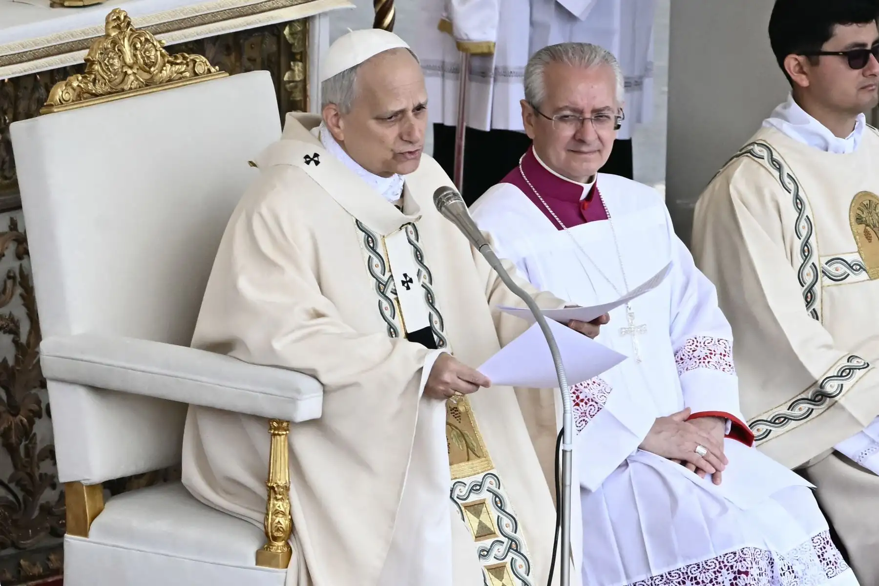 El Papa León XIV se dirige a la multitud durante la Santa Misa de inicio de su Pontificado, en la plaza de San Pedro en el Vaticano. Foto: AFP