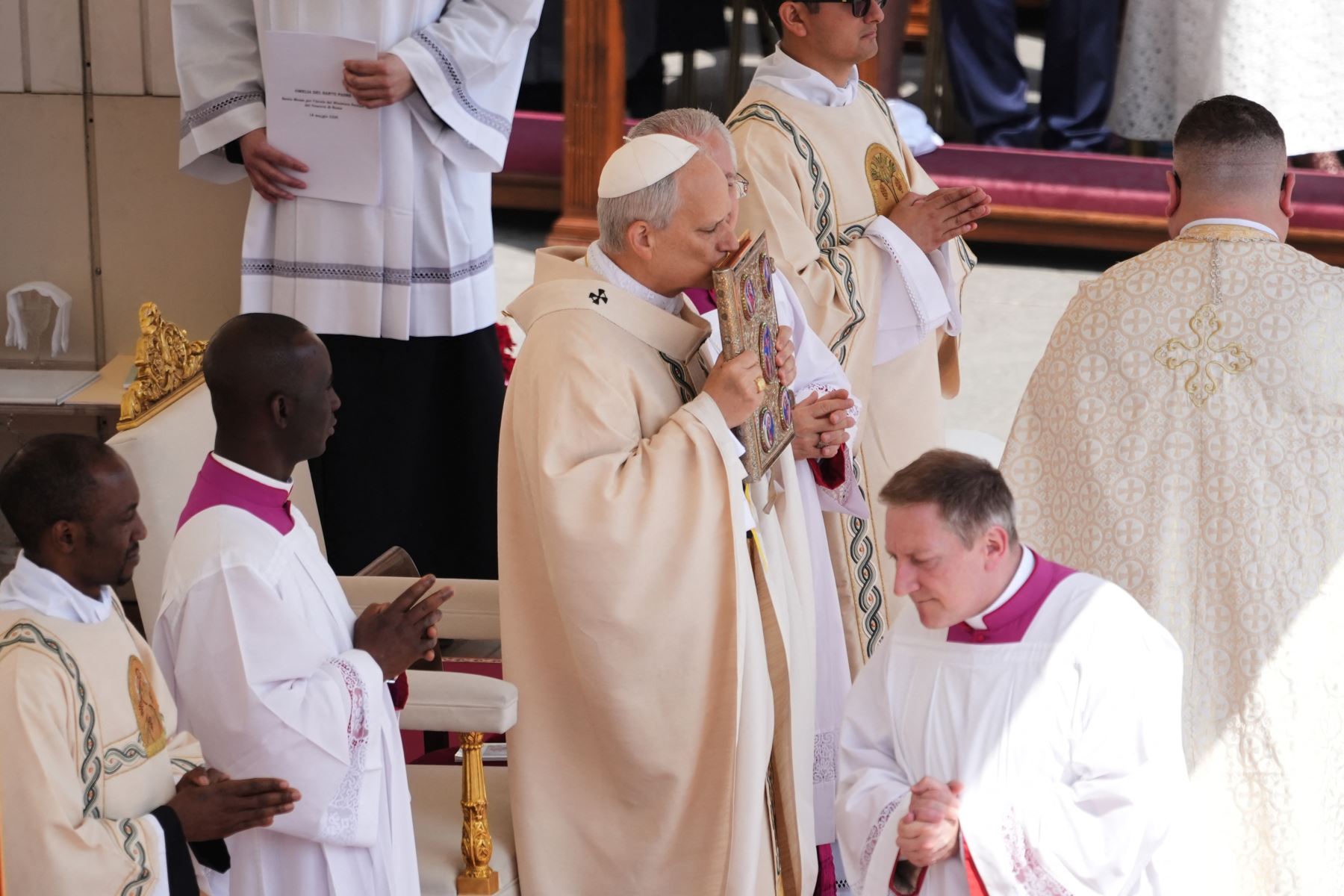 El Papa León XIV besa el Libro de los Evangelios durante la Santa Misa de inicio de su Pontificado, en la plaza de San Pedro en el Vaticano. AFP