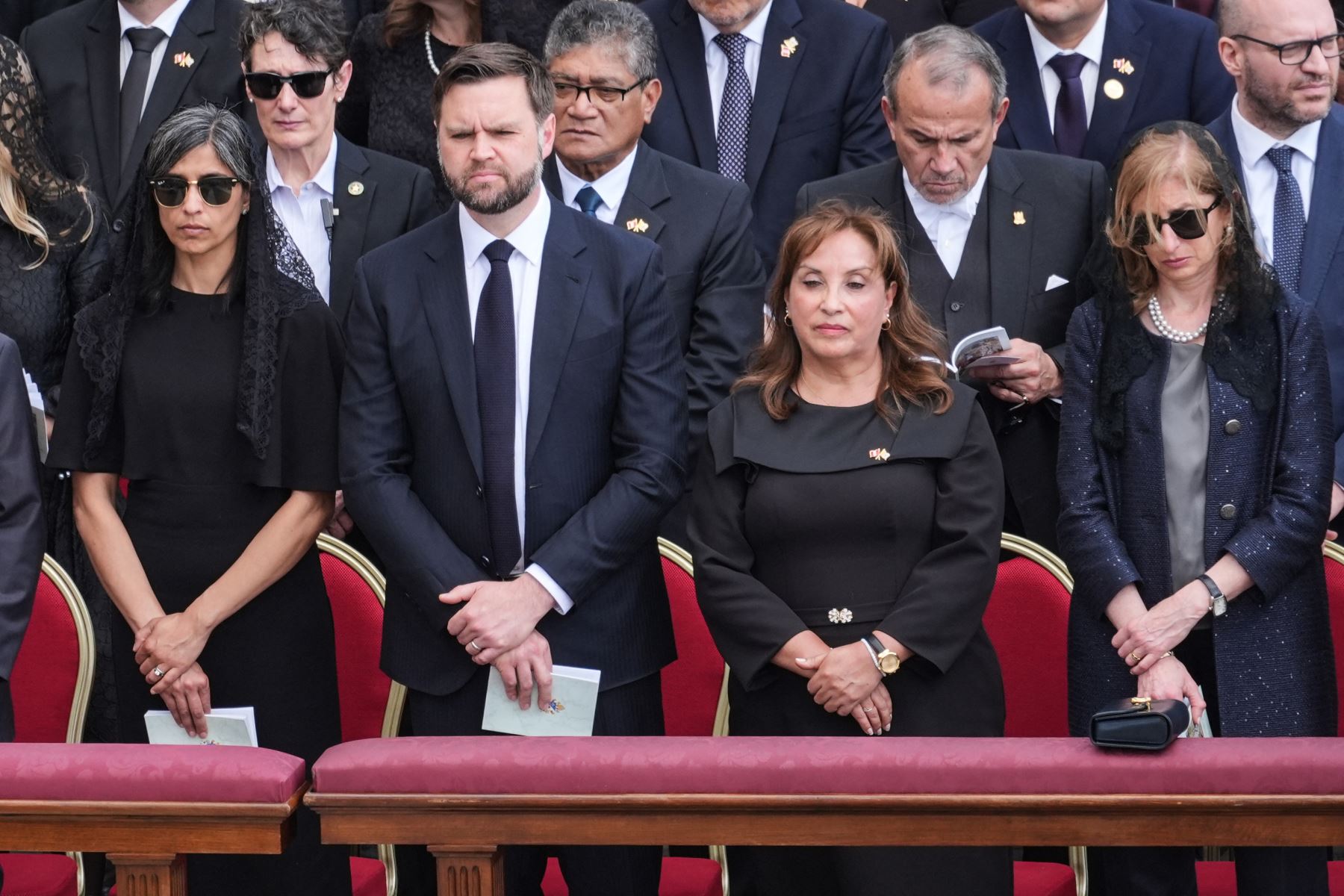 El vicepresidente de Estados Unidos, JD Vance, y su esposa, Usha Vance, la presidenta de Perú, Dina Boluarte, y Laura Matarella asisten a una Santa Misa por el inicio del pontificado del Papa León XIV, en St. Pete. AFP