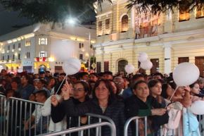 La vigilia de oración fue emotiva y  fervorosa, las autoridades locales, regionales y nacionales, junto a los fieles de toda la Diócesis de Chiclayo, se unieron para rendir homenaje y pedir por la entronización del papa León XIV.