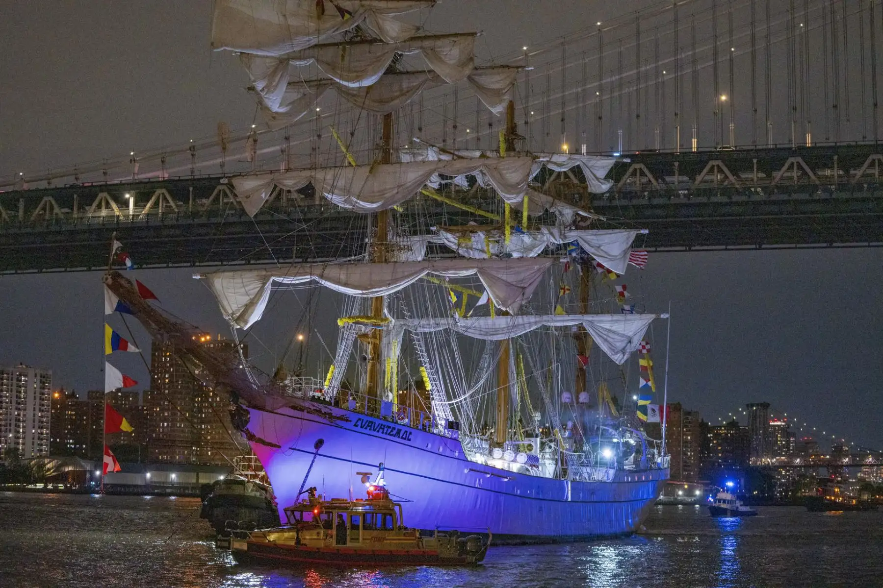 Fotografía del buque escuela mexicano Cuauhtémoc junto al puente de Brooklyn este sábado, en Nueva York (EE.UU.). Dos personas resultaron heridas graves este sábado por la tarde en el accidente del buque Cuauhtémoc con la base del puente de Brooklyn en Nueva York, según dijo el alcalde de la ciudad, Eric Adams, en una comparecencia. EFE