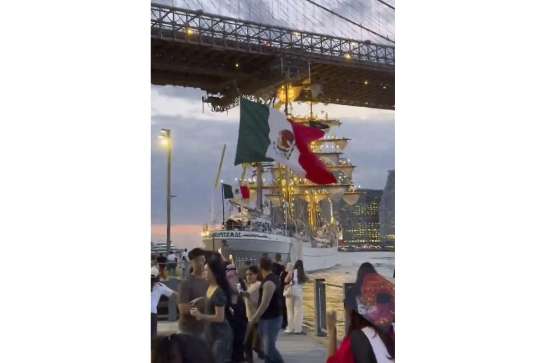 Momento en que el buque escuela mexicano Cuauhtémoc  choca contra el puente de Brooklyn. Foto: INTERNET/Medios