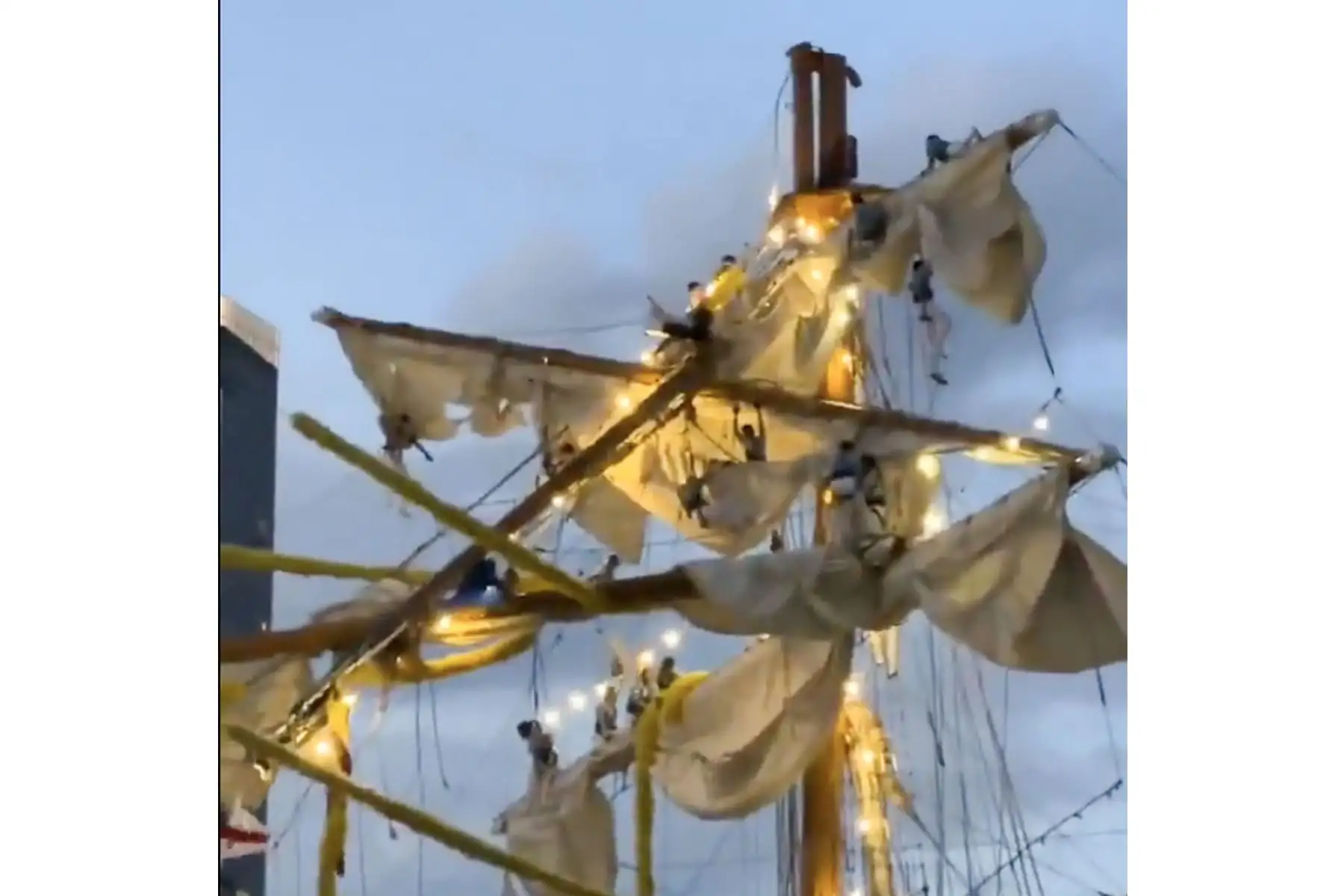 Cadetes del buque escuela mexicano Cuauhtémoc quedan colgando tras chocar con el puente de Brooklyn