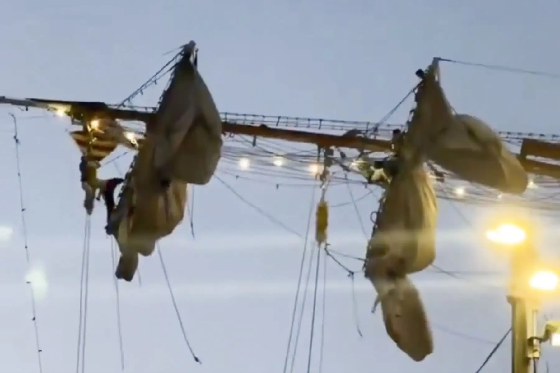 Cadetes del buque escuela mexicano Cuauhtémoc quedan colgando tras chocar con el puente de Brooklyn