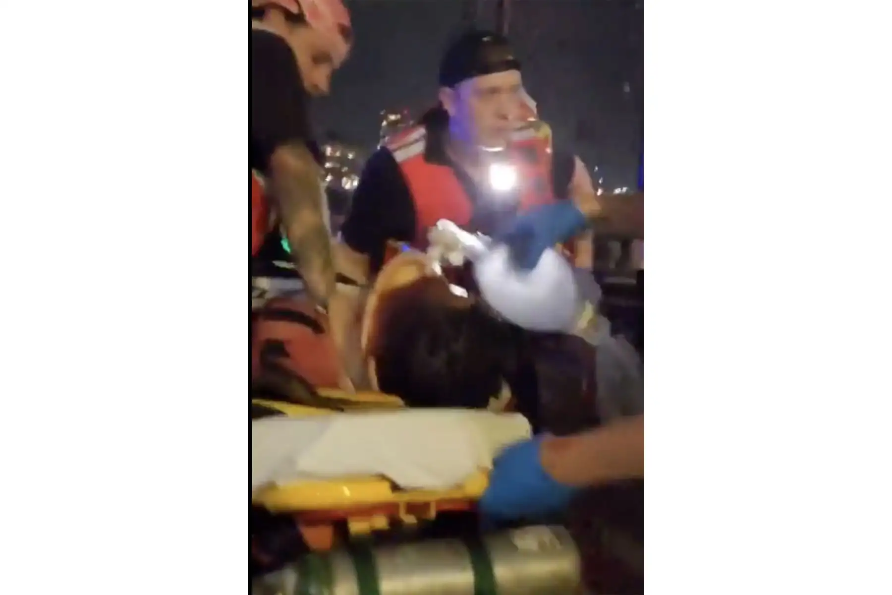 Cadetes del buque escuela mexicano Cuauhtémoc son atendidos tras chocar con el puente de Brooklyn